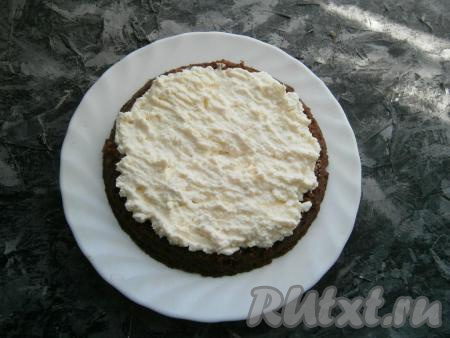 Каждую часть коржа смазать творожной массой, сложить друг на друга.