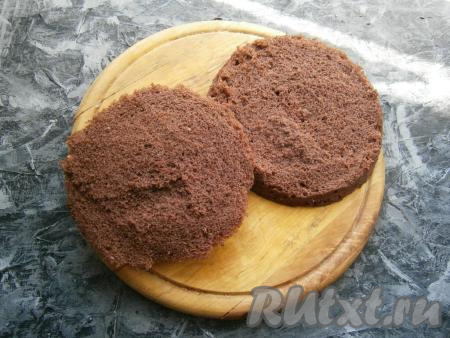 Корж разрезать на 2 части.