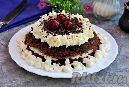 Дать простому и очень вкусному шоколадному торту, приготовленному в микроволновке, немного пропитаться в холодильнике (20-30 минут) и можно подавать к чаю!