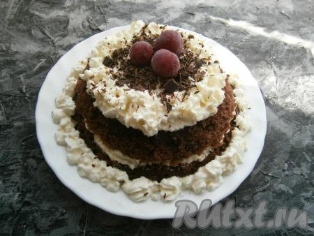 И теперь украсить шоколадный торт, приготовленный в микроволновке, на своё усмотрение. Я посыпала его сверху тёртым шоколадом и украсила вишней.