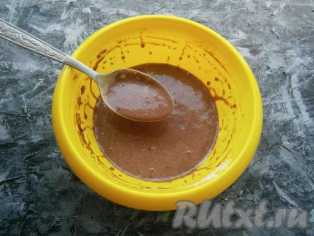 Влить молоко, тщательно взбить тесто венчиком до однородности. Тесто получится жидким.