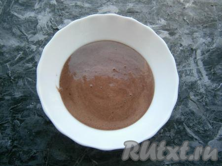 Форму (или другую глубокую посуду), пригодную для СВЧ, немного смазать растительным маслом и вылить в неё тесто.