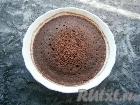 Поместить в микроволновку на 5 минут при мощности 700 Ватт. Оставить корж в закрытой микроволновке ещё на минуту.