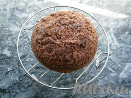 А затем, аккуратно проведя ножом по краям, корж вынуть и перевернуть на решётку. Дать ему полностью остыть.