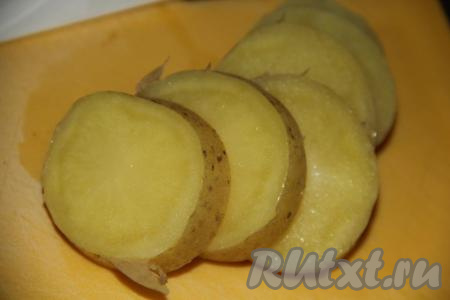 Картошку&nbsp;нарезать на кружочки толщиной,&nbsp;примерно, 1-1,5 см.