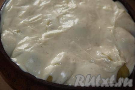 Готовым соусом залить картошку и фрикадельки.