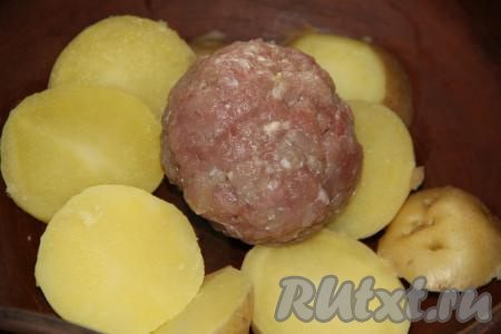 Сформировать из фарша 7 круглых фрикаделек.