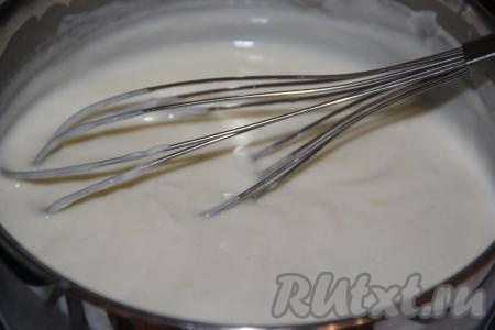 Как только всё молоко будет влито, должна получиться ровная, без комочков масса. Довести соус до кипения на медленном огне, постоянно помешивая.