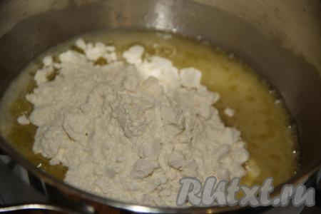 Для приготовления соуса в сотейнике растопить сливочное масло и добавить муку.