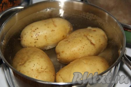 Я использовала молодой картофель и не чистила его от кожуры, но при этом тщательно вымыла клубни. Если вы используете не молодую картошку, тогда очистите её от кожуры. В кастрюле вскипятить воду, выключить огонь&nbsp;и опустить туда клубни картофеля на 10 минут, затем достать.