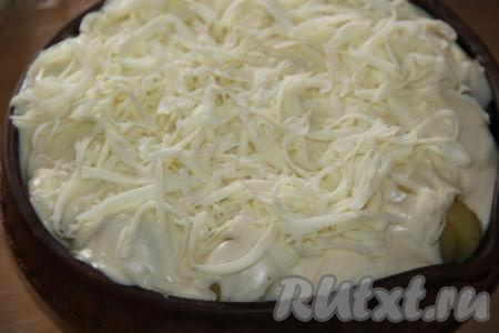 Сыр натереть на тёрке и выложить поверх картошки и фрикаделек. Я использовала моцареллу. Поставить форму в разогретую духовку и готовить минут 30 при температуре 200 градусов.&nbsp;