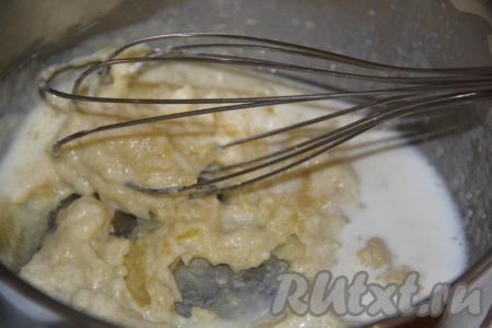 С помощью венчика перемешать муку с маслом на небольшом огне, а затем небольшими порциями вливать молоко и тщательно перемешивать.