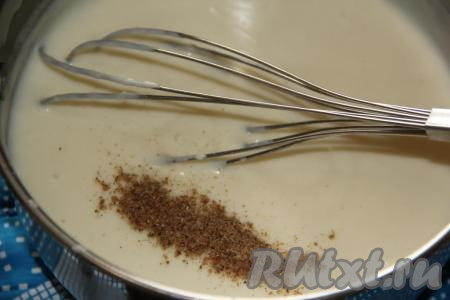 В кипящий соус добавить соль и специи, перемешать и снять с огня.