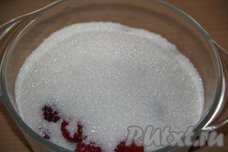 Засыпать малину сахаром.