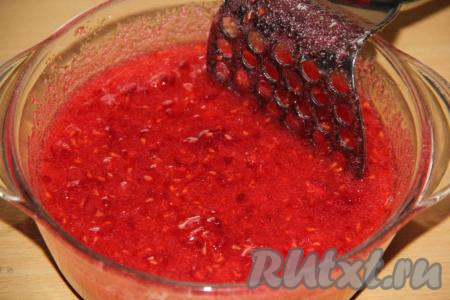 С помощью толкушки для картофеля размять малину с сахаром. Оставить на 30 минут при комнатной температуре, чтобы сахар полностью растворился.