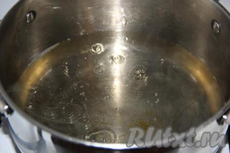 Сироп в кастрюле довести до кипения, а затем проварить на среднем огне в течение нескольких минут, чтобы кристаллики сахара и лимонной кислоты полностью растворились.