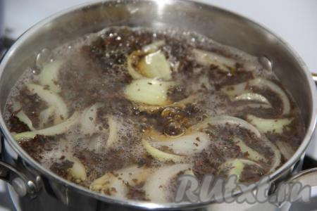 Довести рассол до кипения, уменьшить огонь и проварить 3-4 минуты. Затем снять&nbsp;с огня, накрыть крышкой и оставить на 2 часа.