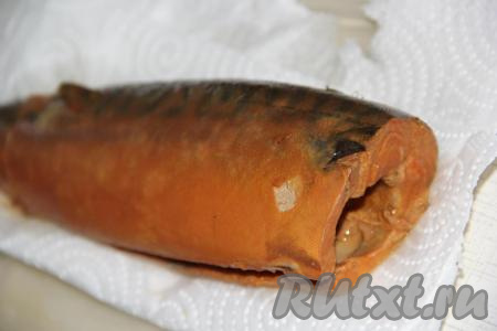 Через сутки скумбрию, приготовленную в чайном рассоле, выложить на бумажное полотенце. Вот такая красивая получилась рыбка.