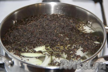 Лук очистить и нарезать полукольцами. Для приготовления рассола нужно в кастрюлю влить воду, добавить соль, сахар, чай и нарезанный лук, поставить на огонь.