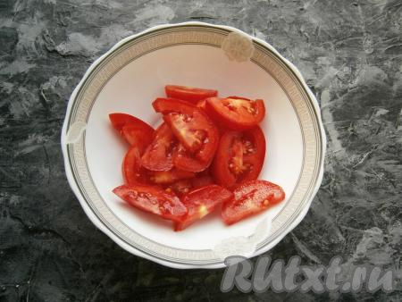 Нарезать помидоры на дольки средней толщины.