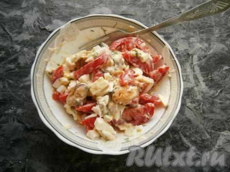 Посолить и поперчить салат с мидиями и помидорами, аккуратно перемешать.