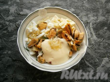 Сюда же&nbsp;добавить пропущенный через пресс чеснок и майонез.