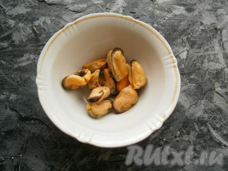 Замороженные варёные мидии полностью разморозить. Я добавляла размороженные мидии в салат, не подвергая их тепловой обработке. &nbsp;Мелкие и средние мидии можно использовать в салате целиком, а очень крупные мидии лучше разрезать на 2-3 части.