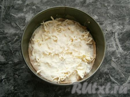 Посыпать масло равномерно 1/3 частью подготовленной сухой смеси.