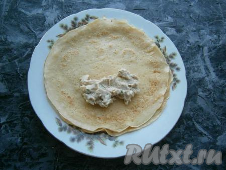 Блинчики остудить. На каждый блин выкладывать по 1-2 столовых ложки подготовленной начинки.