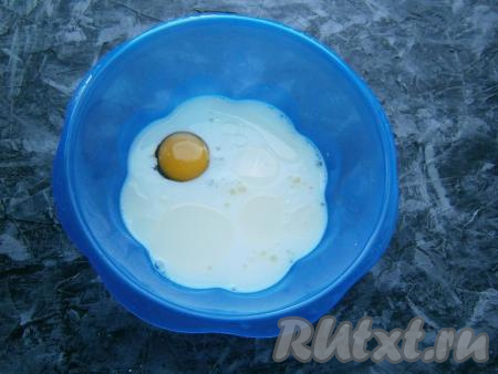 Для приготовления теста налить в миску молоко комнатной температуры, добавить сырое яйцо, 2 столовые ложки растительного масла, всыпать соль, сахар, соду.