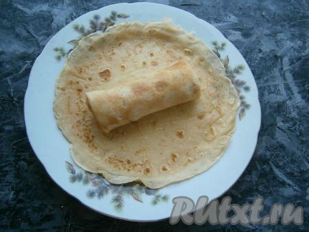 Блинчик с начинкой свернуть конвертиком (или рулетиком), завернув края вовнутрь.