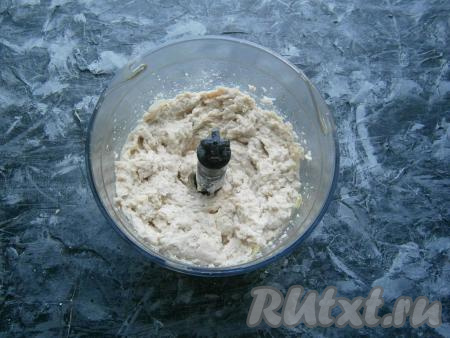 Измельчить куриное мясо с луком и двумя яйцами в чаше блендера до состояния паштета.