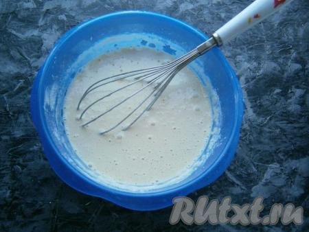 Влить воду комнатной температуры, тесто перемешать. Оно станет по консистенции, как обычное тесто на блины, - не густое и не слишком жидкое.