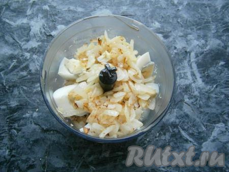 На сковороде разогреть растительное масло, выложить очищенный и нарезанный произвольно лук. Лук обжарить до золотистого цвета, затем убрать с огня и немного остудить. Добавить к куриному мясу половину обжаренного лука, 2 очищенных&nbsp;и нарезанных&nbsp;кусочками варёных&nbsp;яйца.