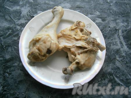 Для приготовления начинки куриное мясо (я брала куриный окорочок) отварить до готовности в подсоленной воде (в течение 40-45&nbsp;минут), остудить.
