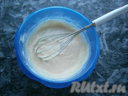 Замесить венчиком достаточно густое однородное&nbsp;тесто.