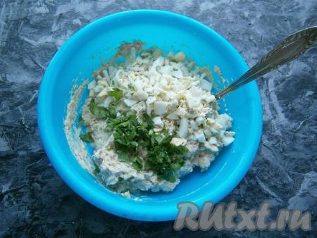 2 оставшихся яйца очистить, мелко нарезать ножом и вместе с измельчённой петрушкой добавить в курино-яичную массу.