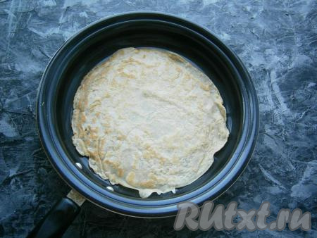 Жарить блинчики обычным способом, наливая несколько столовых ложек теста в разогретую, смазанную растительным маслом сковороду. Жарить блины до румяности с двух сторон (по 1-2 минуте с каждой стороны) на среднем огне.