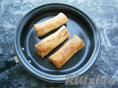 Далее&nbsp;блинчики можно заморозить. Свежеприготовленные блины с курицей и яйцами перед подачей можно обжарить на растительном (или сливочном) масле на среднем огне до румяности. Замороженные блинчики перед подачей можно разогреть на сковороде или в микроволновке.