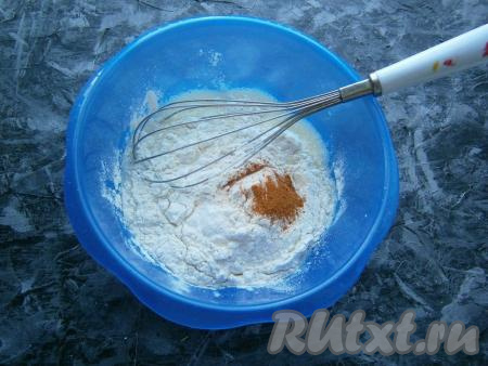 Тщательно взбить получившуюся смесь венчиком, далее всыпать муку и приправу к курице.