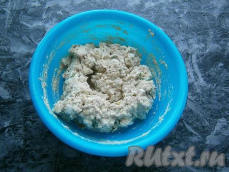 Хорошо перемешать и начинка из курицы и яиц для блинов готова.