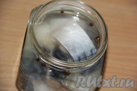 Залить полученным соляным раствором кусочки скумбрии в банке. Закрыть банку крышкой и поставить на сутки в холодильник.