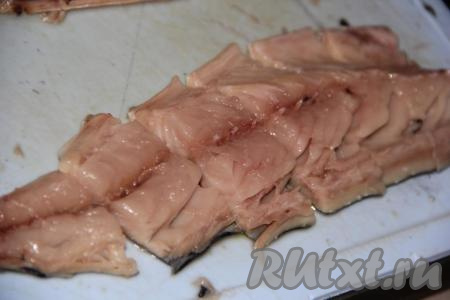 Рыбку предварительно разморозить при комнатной температуре. Отрезать голову, хвост, выпотрошить&nbsp;внутренности. Разрезать рыбу в длину и удалить косточки. Готовое филе нарезать на кусочки шириной, примерно, 1,5-2 см.