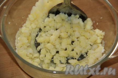 Отварить очищенный картофель в воде до готовности (минут 20-25), затем воду слить, а варёную картошку размять толкушкой.