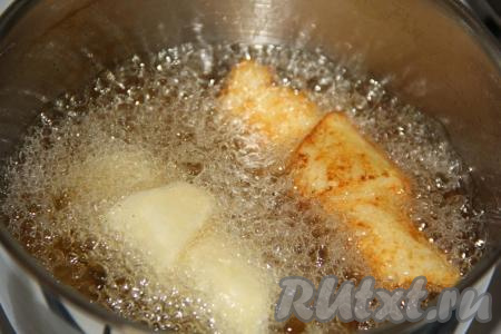 Растительное масло хорошо разогреть и опустить в него рогалики из картофельного теста.