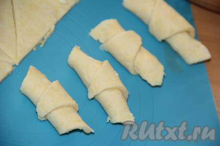 Таким образом сформировать все картофельные рогалики с сыром.