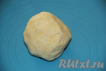 Замесить нежное картофельное тесто. Оно не будет липнуть к рукам. На этом этапе тесто из картофельного пюре готово, можно приступать к лепке пирожков.