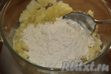 К картофельному пюре добавить муку и соль, перемешать ложкой.