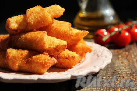 Вот такие красивые и очень вкусные рогалики получились из картофельного теста. Они хороши и в горячем, и в холодном виде. Попробуйте этот удачный рецепт теста из картофельного пюре, из него легко приготовить различную домашнюю выпечку, особенно&nbsp;пирожки.