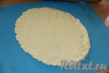  Я же решила сделать вместо обычных пирожков рогалики. Раскатать тесто в круг&nbsp;толщиной 0,5 см.